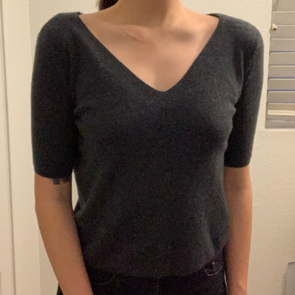 CRUSH collection 100% cashmere Gray V-neck top